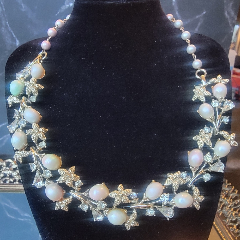 Source Unknown Gold and Cream Pearl Necklace